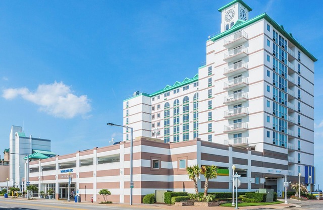 Steps to the Beach! Spacious Unit, Pool, Restaurant