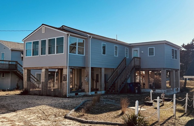 ✨Steps to the Beach ✨ Pet friendly cottage with a great view of the water!