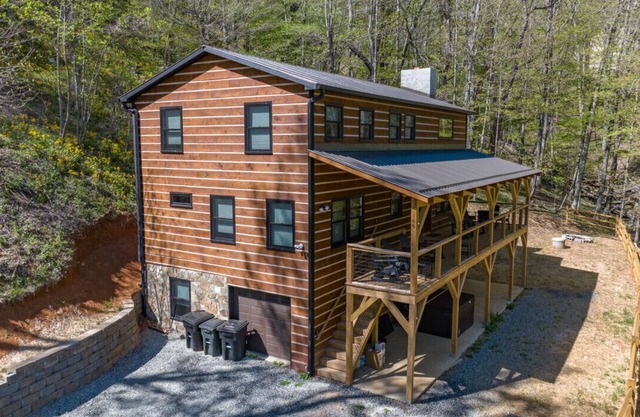 Steps2town, secluded Mountainview Cabins, sleeps20