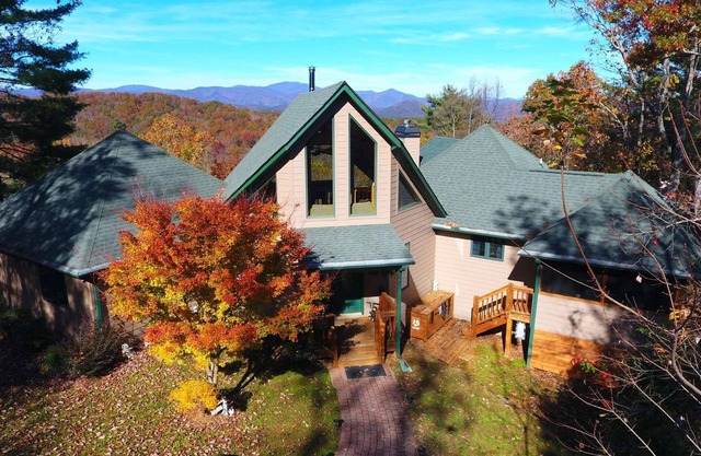 Sterling Lodge - Luxury Mountain View Cabin w/Game Room, Hot Tub, and More