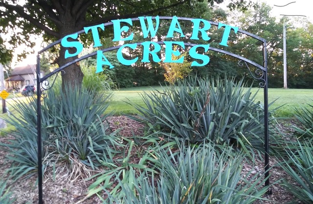 Stewart Acres ... "Big City Close, w / Big City Charm "
