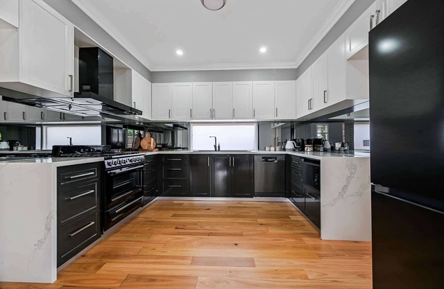Stewart Retreat - Central, Contemporary Heritage Fusion