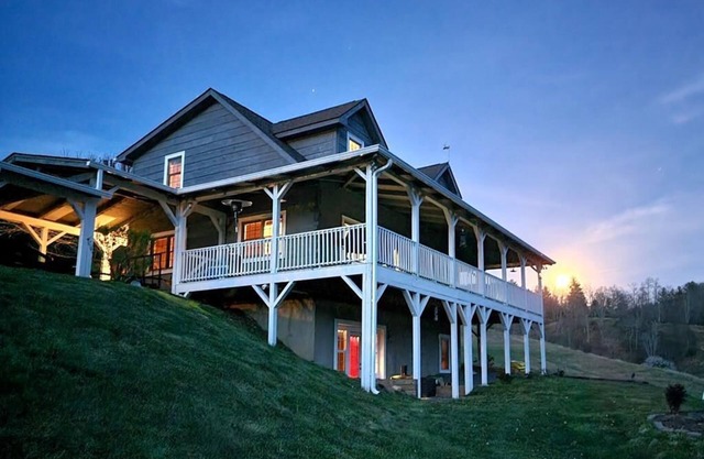 Still Waters-Riverfront, Foosball, Firepit, Fireplace, Covered Deck, River Tubes