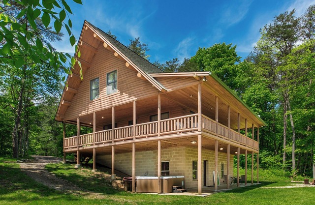 Stillwater 5 bedroom lodge up to 19 guests, 65 acres 1/2 mile from Old Man's Cave