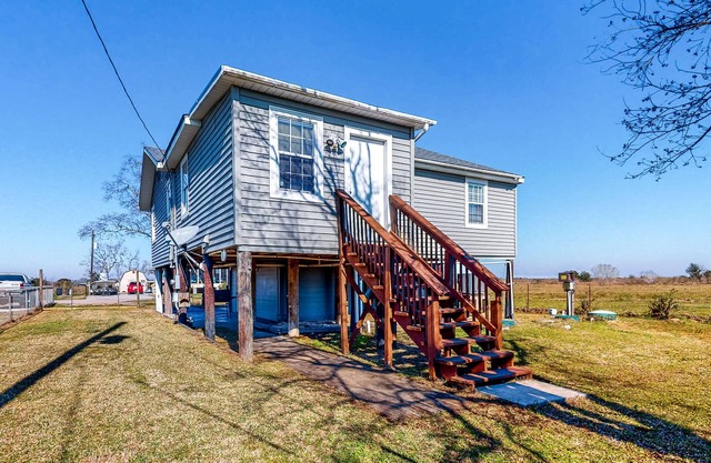 Stilt home near water - full kitchen, dog-friendly