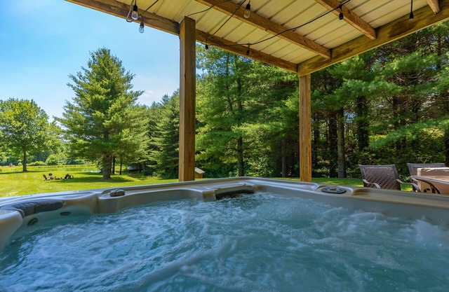 Stocked Fishing Pond + Private + Hot Tub + Game Room!