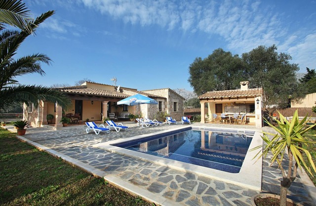 Villa construit en pierre avec piscine et jardin privés