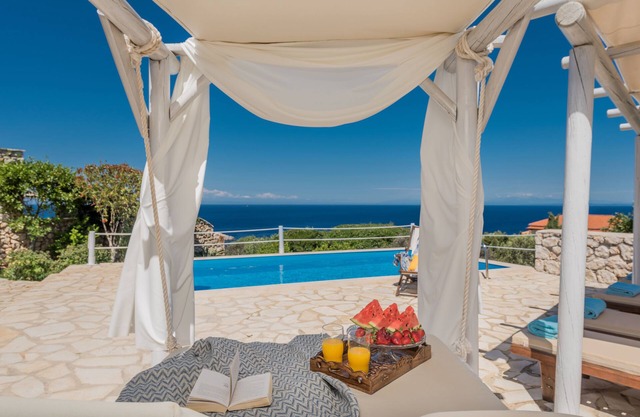ORFOS VILLAS AVEC PISCINE PRIVÉE ET SUPERBE VOIR VUE-SOMMEIL 4