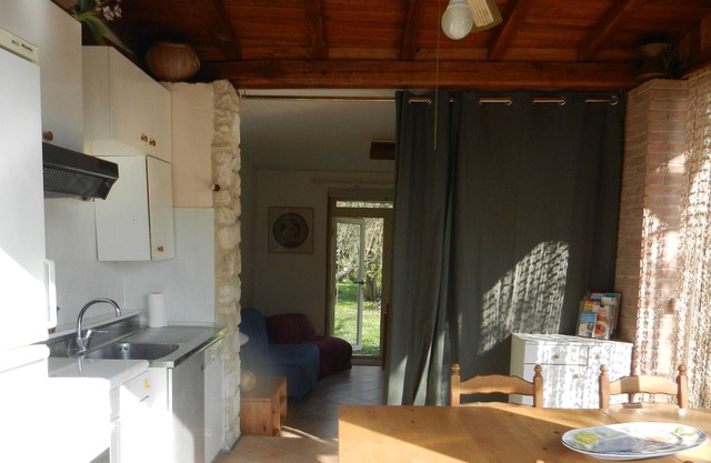 Stone cottage for 4 - 6 guests. Enclosed internal garden. Pet-friendly