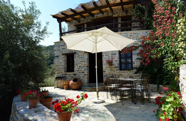 Stone Cottage dans un village grec traditionnel avec des vues spectaculaires sur la mer