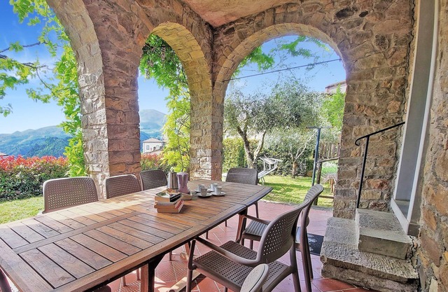 Maison en pierre avec belle loggia, piscine privée, commodités à pied.