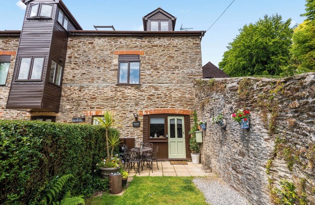 Stone Cottage with swimming pools nr beaches for 4