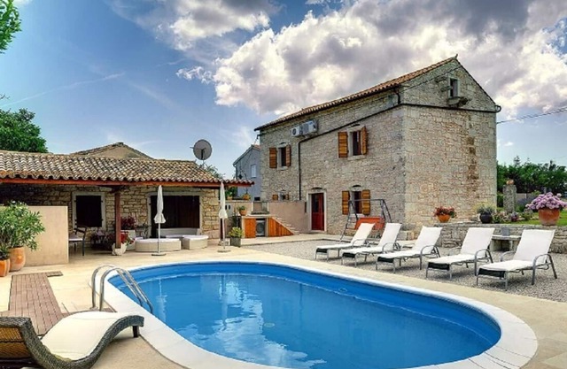 Maison en pierre, à 5 km de la plage, piscine privée, 8 personnes, WiFi gratuit, terrasse, barbecue