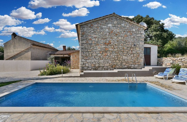 Maison en pierre avec air conditionné et barbecue