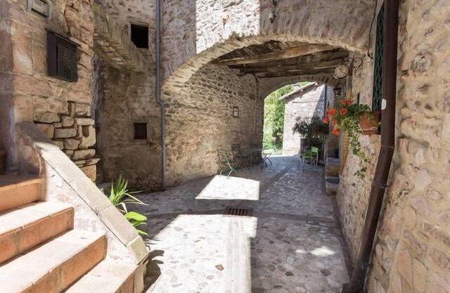 maison en pierre dans une petite tour médiévale près de SPOLETO