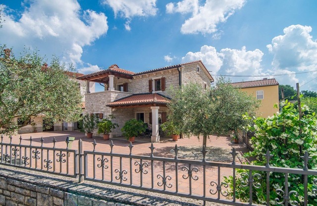 Belle maison en pierre près de Kringa