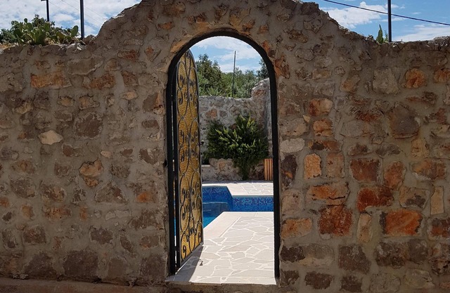 Maison en pierre avec tour et piscine