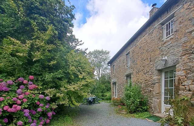 Maison en pierre avec cour privée, proche des plages, calme et confort avec Wifi et poêle à bois