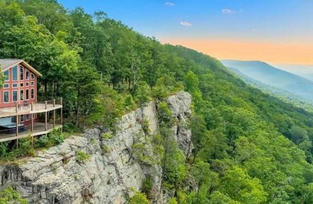Stone Ledge Refuge with private hot tub!