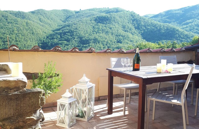 Pierre Rustico avec jardin dans un ancien village de Toscane. Vue sur l'ancienne Pieve