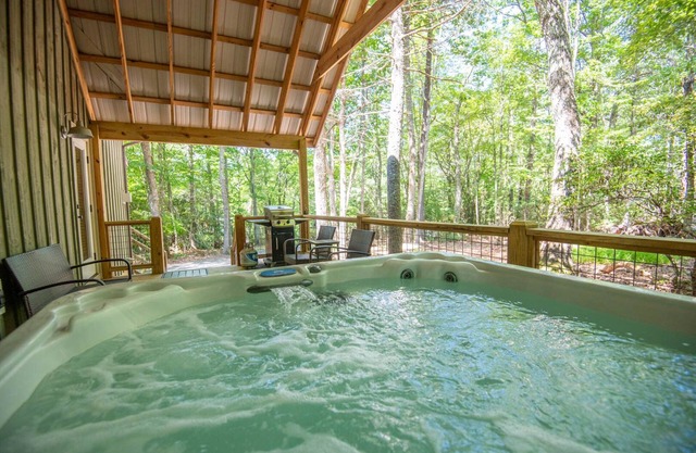 Brand New Blue Ridge Bungalow - Bain bouillonnant - Minutes de New River et accès au lac