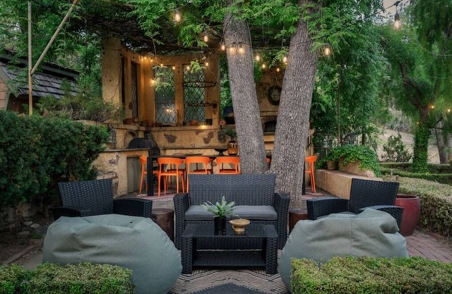 Stone & Thistle Cottage: Spa, Tavern,Airsoft Range