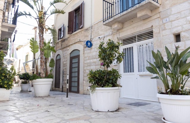 Stone-vaulted apartment in the very heart of the city's historic center.