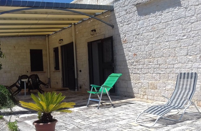 Villa en pierre au milieu de la campagne des Pouilles et à quelques kilomètres de la mer.