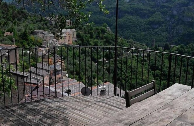 Piedra casa de pueblo con gran terraza 1 / 2h Mercantour / riviera francesa