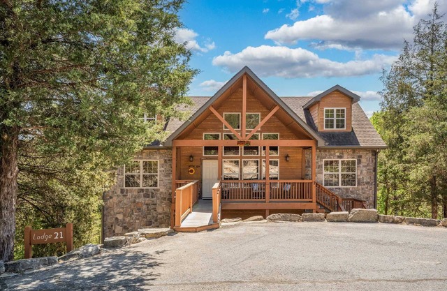 Stonebridge Lodge #21 - 6 Bed-Walk-in with 2 Living Areas! Right by SDC, Private Lake! | 21