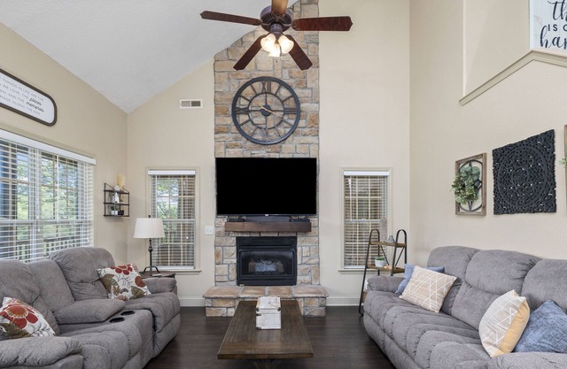 Stonebridge Villa sitting on the edge of Ledgestone Golf Course's 13th Fairway!