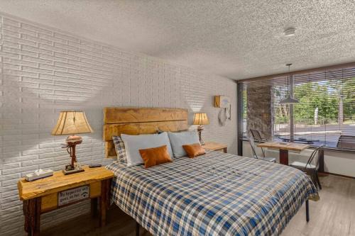 Stonegate Lodge Pool Fire Pits King BedFast WiFi 50in TV Room #209