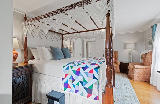 Stonehouse Manor -Popham Beach B&B - Pond Island Room