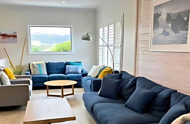 Stones Throw to Beach & Chiton Surf Club - Seaside on Seagull