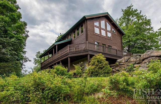 "Stonewall Cabin" est une maison isolée de Conestoga avec un étang privé à Eagles Mere