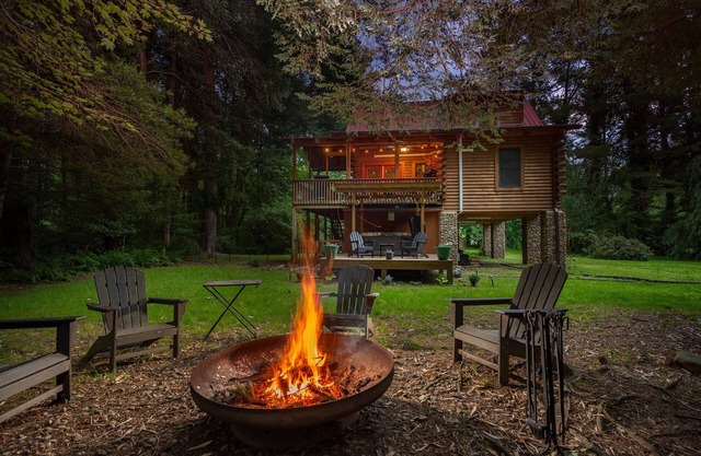 Stoney Creek Cabin | Creekside Cabin with Fire Pit & Hot Tub!
