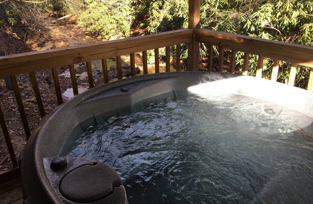 Stoney Fork Paradise sur le ruisseau!- Spa privatif, Cheminée, Romantique, Connexion Wi-Fi gratuite, Animaux admis