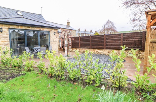 STONEY WALL, romantic, with hot tub in Haltwhistle