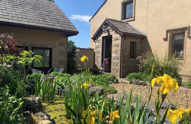 STONEYCROSS COTTAGE, pet friendly, with a garden in Ribchester