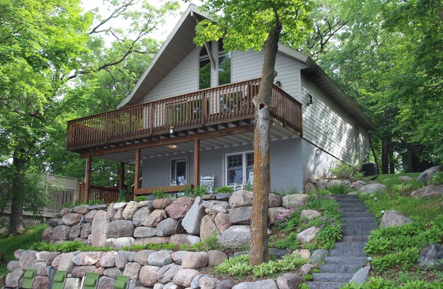 STONY POINT VISTA! Superbe maison du lac sur 75 pieds de rive du lac sur le lac Sylvia!