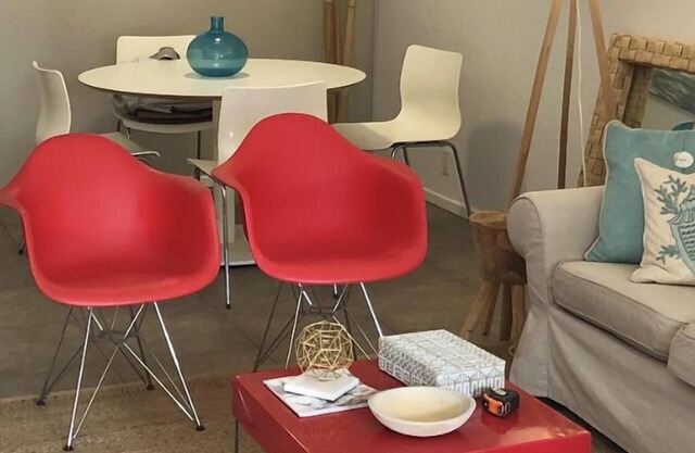 BIENVENUE À CASA SOMBRERO. Si vous recherchez un cadre idéal pour votre prochaine escapade romantique ou votre retraite en couple, ne cherchez pas plus loin que ce charmant condo de 1 chambre à coucher et 1 salle de bain à Palm Springs. Hébergement 2, ...