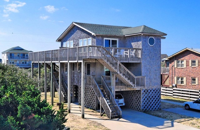 Storm Cottage- Short Walk to Beach- Community Pool & Spa