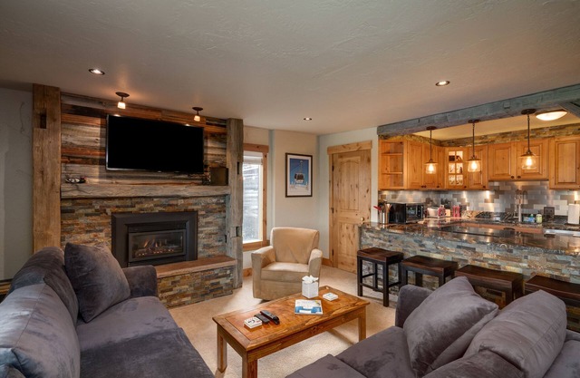 Deluxe Ski In / Ski Out Condo with Community Hot Tub