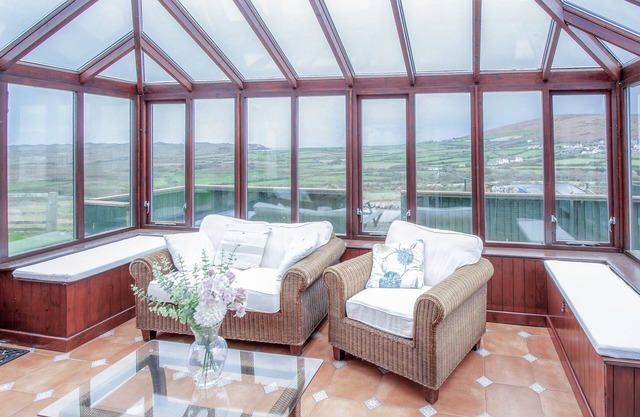 Stormy Castle - 6 Bedroom - Llangenith