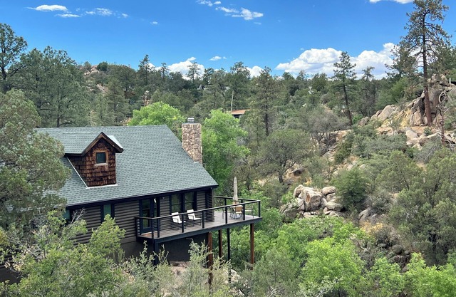 Storybook 3-bedroom cabin in the beautiful Prescott Pines! Near whiskey row!