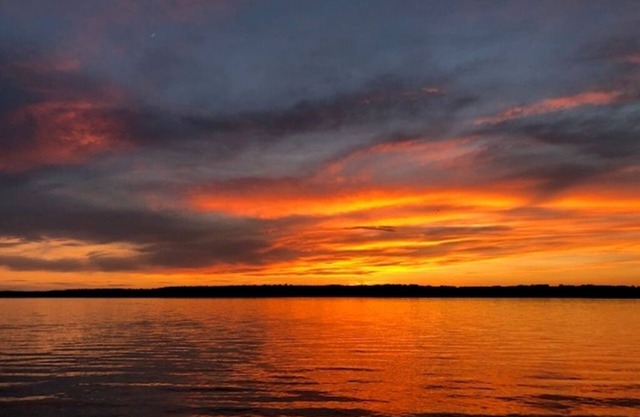 Storybook Sunset Cottage on White Lake. Excellent Location. Dock & Kayaks.