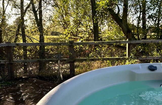Tranquil Eco Lodge with Fireplace and Hot Tub