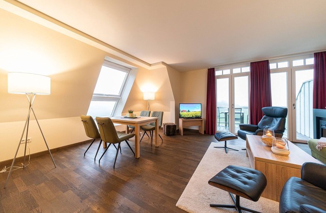 Strandnahe, Tolle Dachgeschosswohnung, Sauna, Zwei Balkone mit Land- & Meerblick