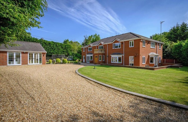 Stratford 4 BR Family Mansion with Pool, Gym & BBQ