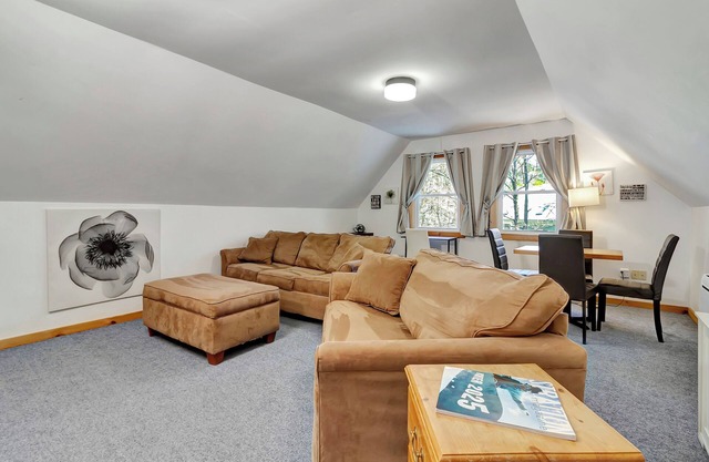 5 min drive to Stratton, 1 min to Pikes Falls, fire pit, electric fireplace!
